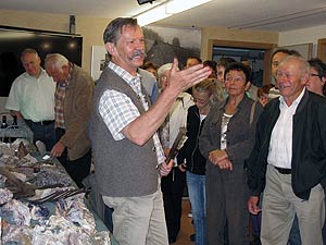 Fritz Wöhrle referiert über die Geschichte des Tennenbronner Steinbruchs