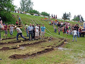 Grabenhacken beim Bachfest