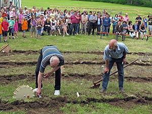 Grabenhacken beim Bachfest