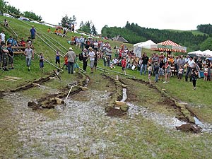 Grabenhacken beim Bachfest