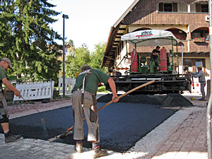 Arbeiten am Dorfplatz-Hauptsammler
