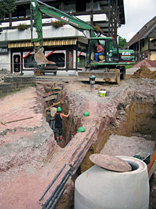 Arbeiten am Dorfplatz-Hauptsammler