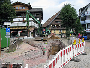 Arbeiten am Dorfplatz-Hauptsammler