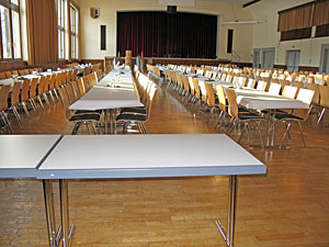 Festhalle mit neuen Tischen