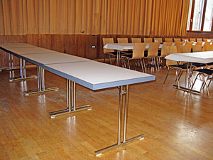 Festhalle mit neuen Tischen
