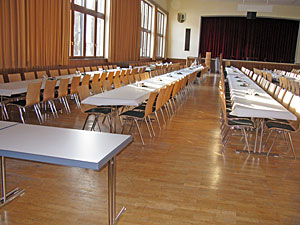 Festhalle mit neuen Tischen
