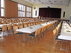 Festhalle mit neuen Tischen