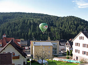 Heißluftballon landet in Tennenbronn