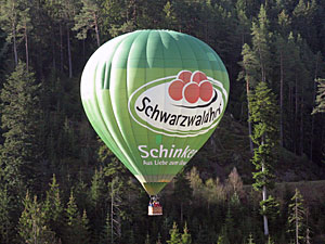 Heißluftballon landet in Tennenbronn