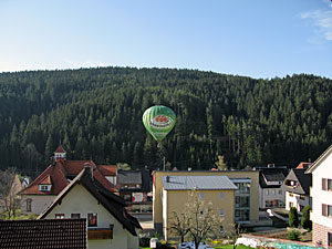Heißluftballon landet in Tennenbronn