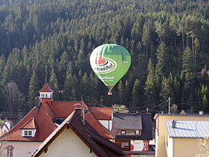 Heißluftballon landet in Tennenbronn