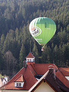 Heißluftballon landet in Tennenbronn