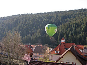 Heißluftballon landet in Tennenbronn