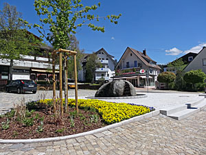 Dorfplatz neu gestaltet Dorfplatz neu gestaltet