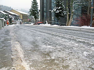 Zentimeterdicke Eisschicht in Tennenbronn