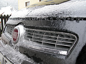 Zentimeterdicke Eisschicht in Tennenbronn