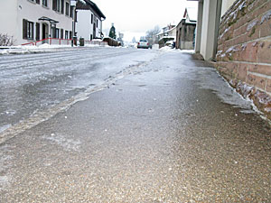 Zentimeterdicke Eisschicht in Tennenbronn