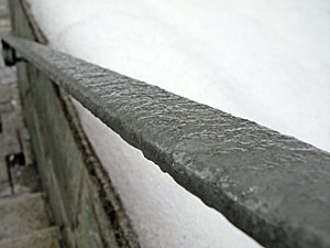 Zentimeterdicke Eisschicht in Tennenbronn