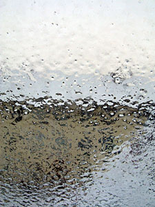 Zentimeterdicke Eisschicht in Tennenbronn