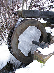 Zentimeterdicke Eisschicht in Tennenbronn