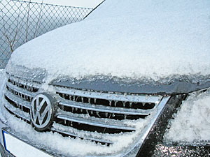 Zentimeterdicke Eisschicht in Tennenbronn