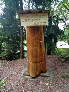 Bchertauschbaum auf dem Trombach