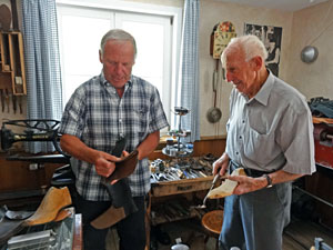 Beim Schuhmacher im Heimathaus