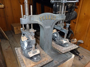 Beim Schuhmacher im Heimathaus