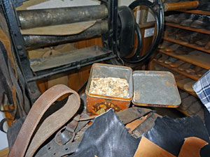 Beim Schuhmacher im Heimathaus