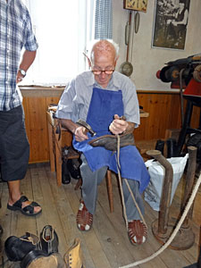 Beim Schuhmacher im Heimathaus