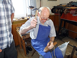 Beim Schuhmacher im Heimathaus Beim Schuhmacher im Heimathaus