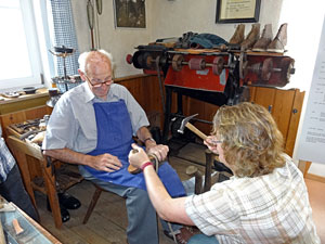 Beim Schuhmacher im Heimathaus