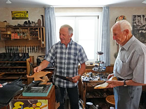 Beim Schuhmacher im Heimathaus