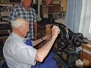 Beim Schuhmacher im Heimathaus