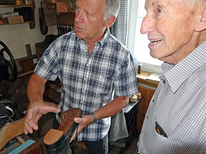 Beim Schuhmacher im Heimathaus