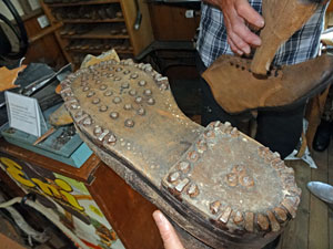 Beim Schuhmacher im Heimathaus