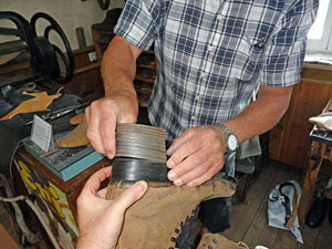 Beim Schuhmacher im Heimathaus