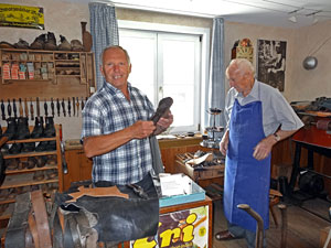 Beim Schuhmacher im Heimathaus