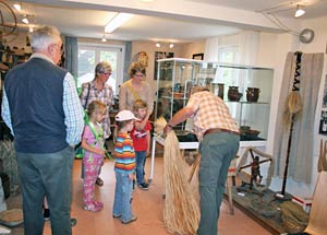 Strohschuhe machen im Heimathaus