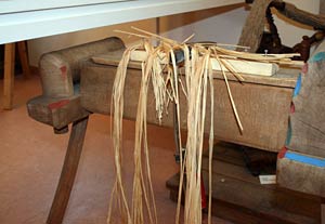 Strohschuhe machen im Heimathaus
