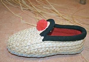 Strohschuhe machen im Heimathaus