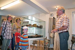 Strohschuhe machen im Heimathaus