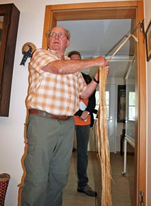 Strohschuhe machen im Heimathaus