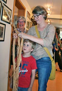 Strohschuhe machen im Heimathaus