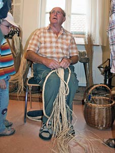 Strohschuhe machen im Heimathaus