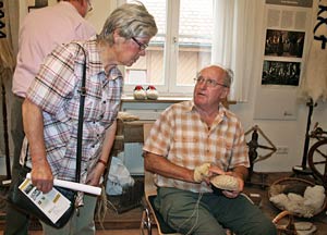 Strohschuhe machen im Heimathaus