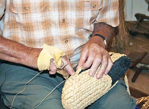 Strohschuhe machen im Heimathaus
