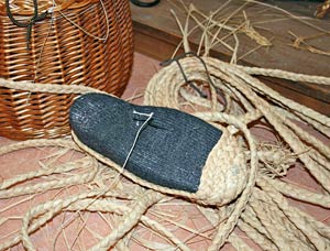 Strohschuhe machen im Heimathaus