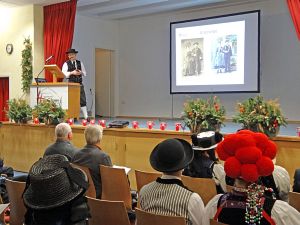 Heimathaus Trachtenbuch wird vorgestellt