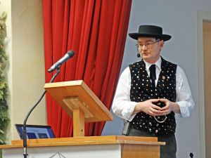 Heimathaus Trachtenbuch wird vorgestellt